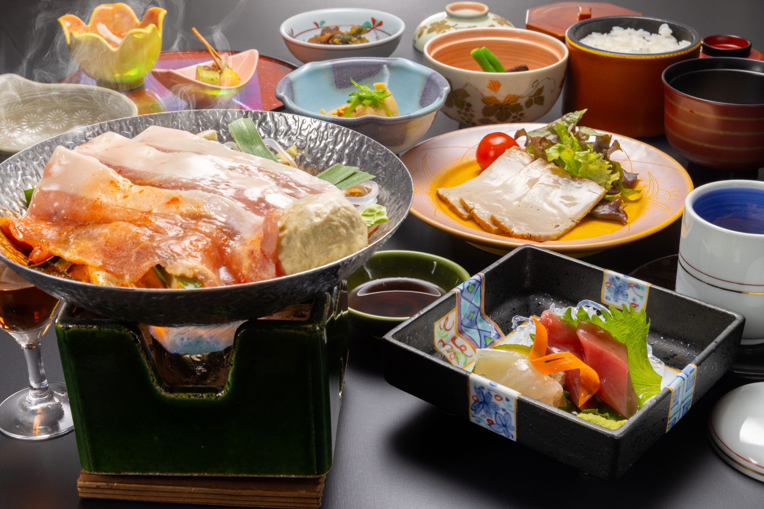 ◆ゆららコース◆地元食材を使った人気の会席料理。四季折々の食材を 活かした調理方法で、美味しい一皿を提供致します。