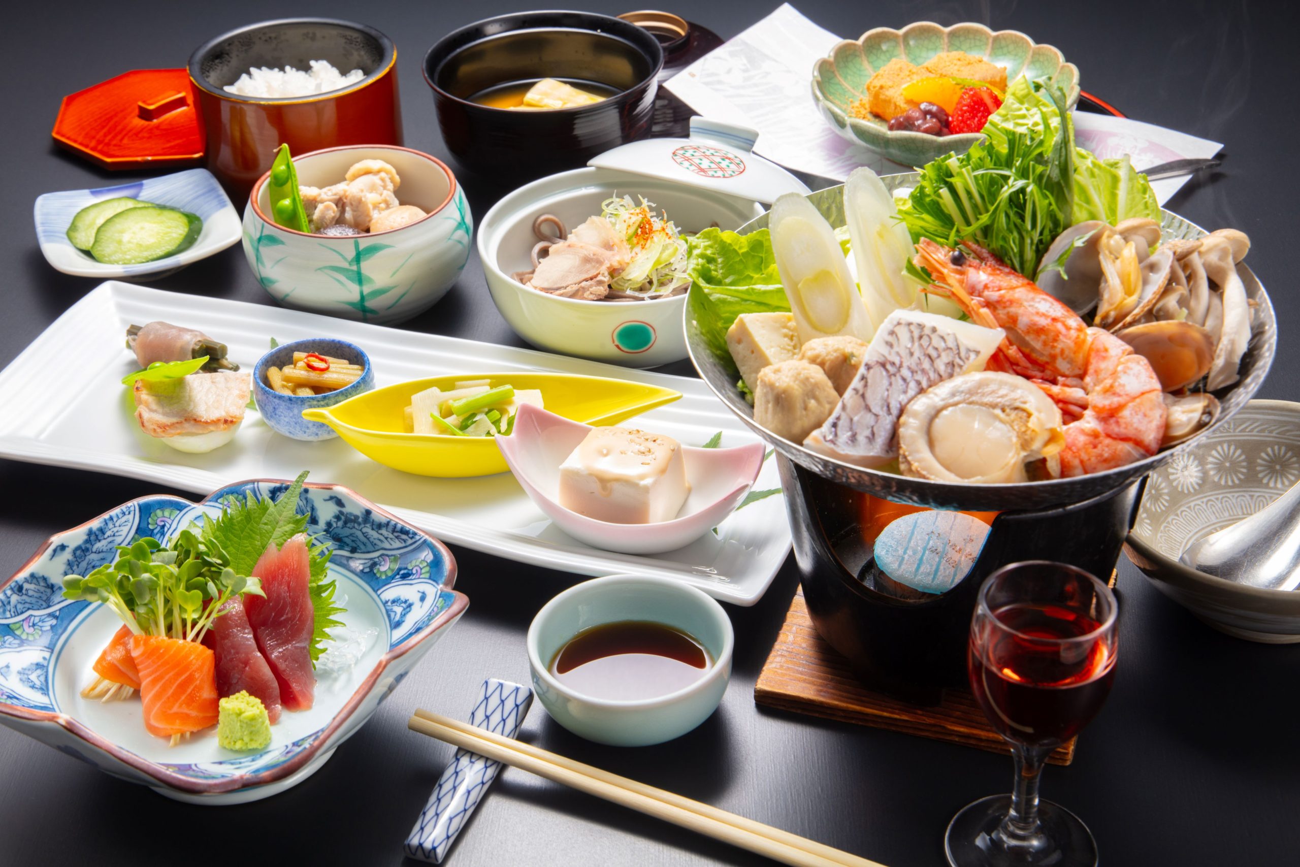 ◆ゆららコース◆地元食材を使った人気の会席料理。四季折々の食材を 活かした調理方法で、美味しい一皿を提供致します。