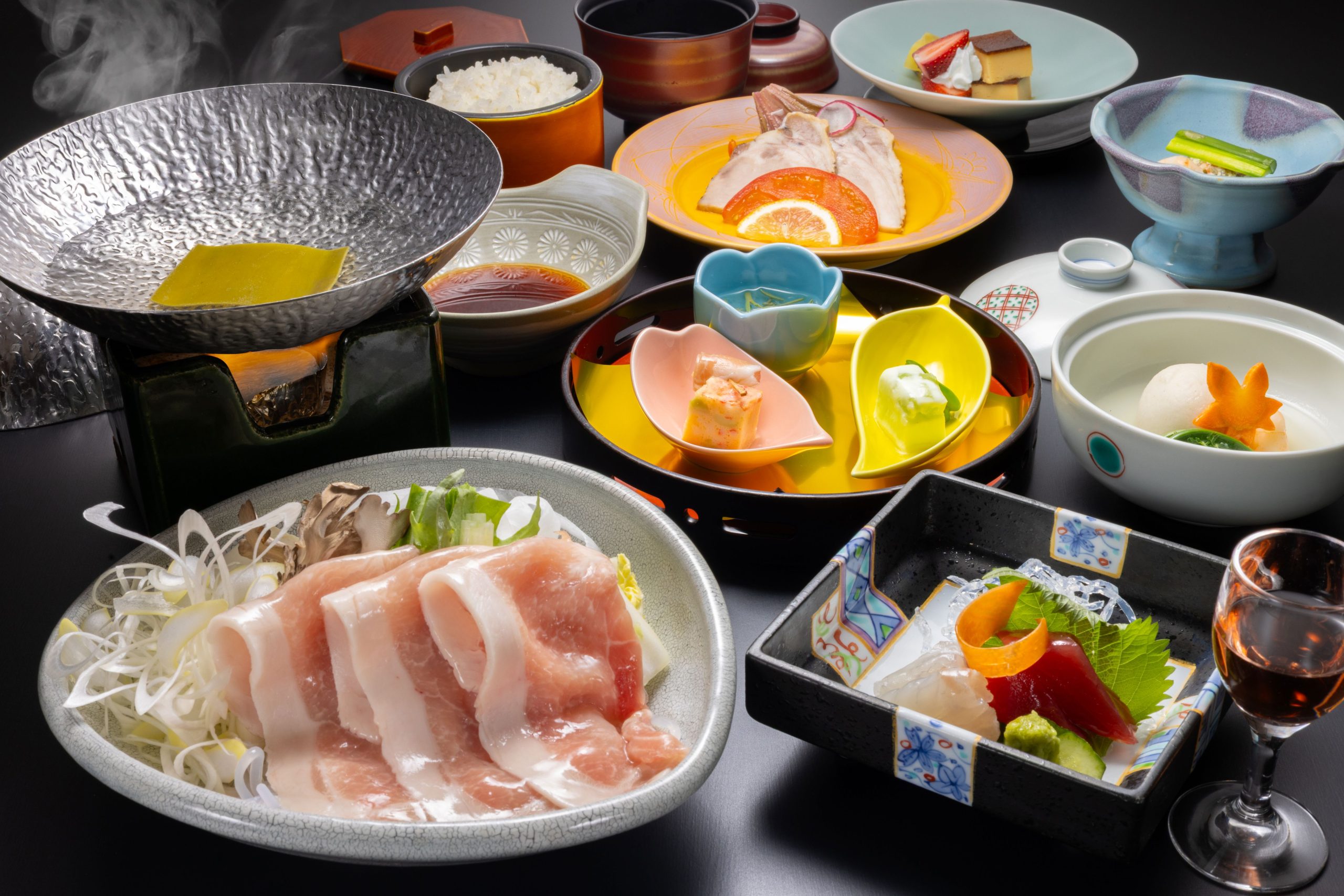 ◆ゆららコース◆地元食材を使った人気の会席料理。四季折々の食材を 活かした調理方法で、美味しい一皿を提供致します。