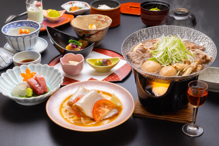 ◆ゆららコース◆地元食材を使った人気の会席料理。四季折々の食材を 活かした調理方法で、美味しい一皿を提供致します。